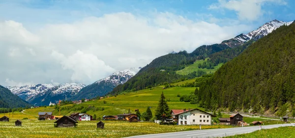 Zomer Alpine Land Bergzicht Met Grasrijke Weide Weg Naar Dorp — Stockfoto