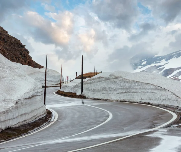 Voorjaar Bewolkt Berglandschap Met Serpentine Weg Furka Pass Zwitserland — Stockfoto