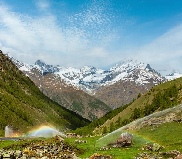 Arcs Ciel Dans Les Jets Eau Irrigation Dans Les Alpes — Photo
