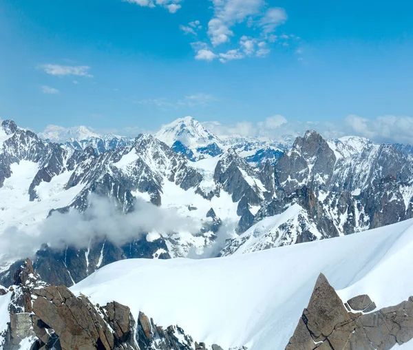 勃朗峰山群夏季景观 从法国米迪山艾吉耶山看 — 图库照片
