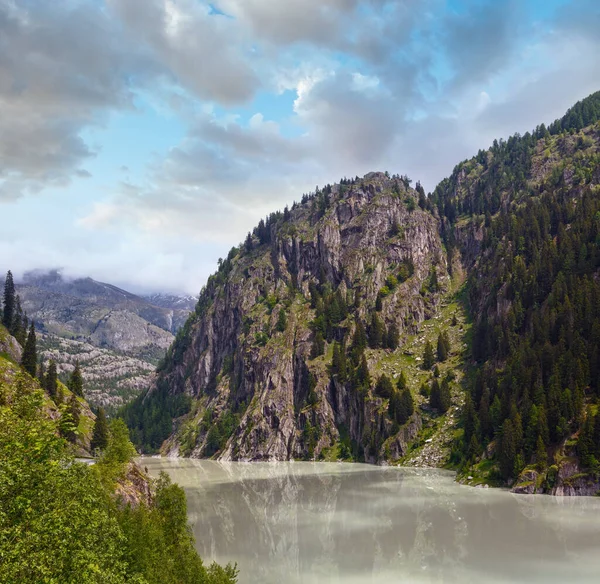 与浑水湖形成的大坝 夏天山风景 阿尔卑斯山 — 图库照片