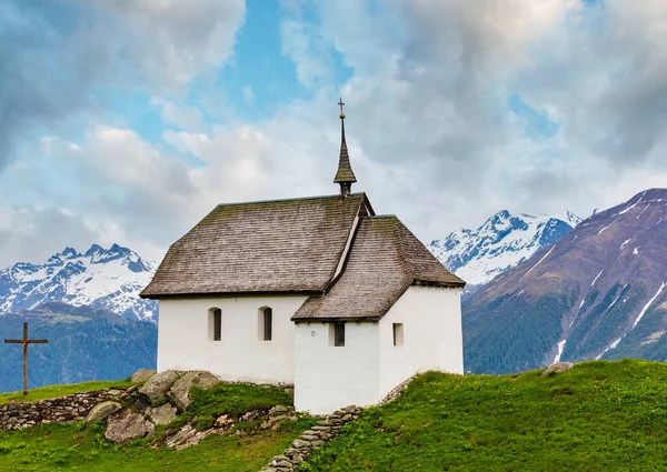 Piękne Małe Stary Kościół Miejscowości Góry Alpy Bettmeralp Szwajcaria Lato — Zdjęcie stockowe