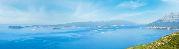 พาโนรามาฤด อนตอนเช าของเกาะ Korcula โครเอเช และเกาะเล านหน มมองจากคาบสม Peljesac — ภาพถ่ายสต็อก
