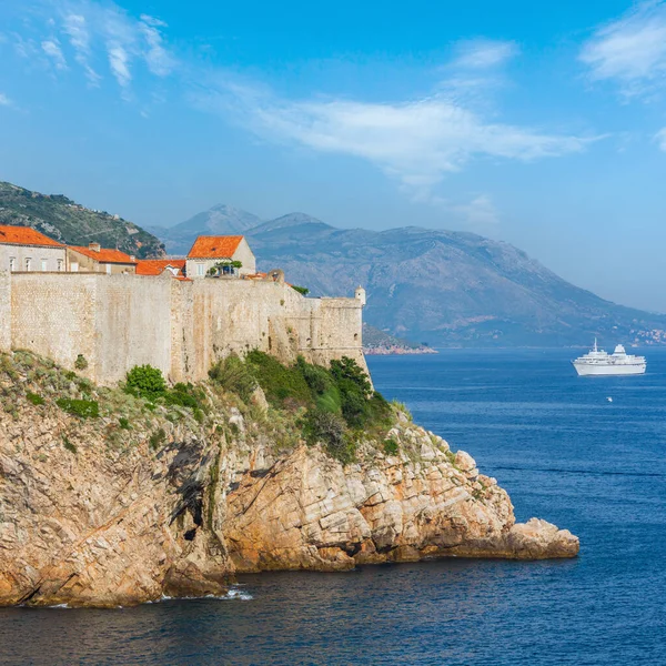 Paredes Famoso Dubrovnik Cidade Velha Croácia Navio Branco — Fotografia de Stock