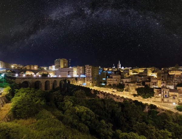 晚上老中世纪古沙使用西西里小镇风景 西西里岛 意大利 城市之光的著名的旅游目的地 教科文组织世界遗产站点 — 图库照片