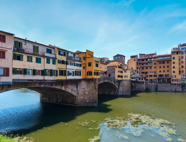 이탈리아 토스카나 피렌체에 아르노 가로지르는 중세의 종다리인 베키오 Ponte Vecchio — 스톡 사진
