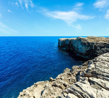 Kayalık Capo Murro di Porco - Syracuse, Sicilya, İtalya, Akdeniz kıyı şeridi manzara yaz.