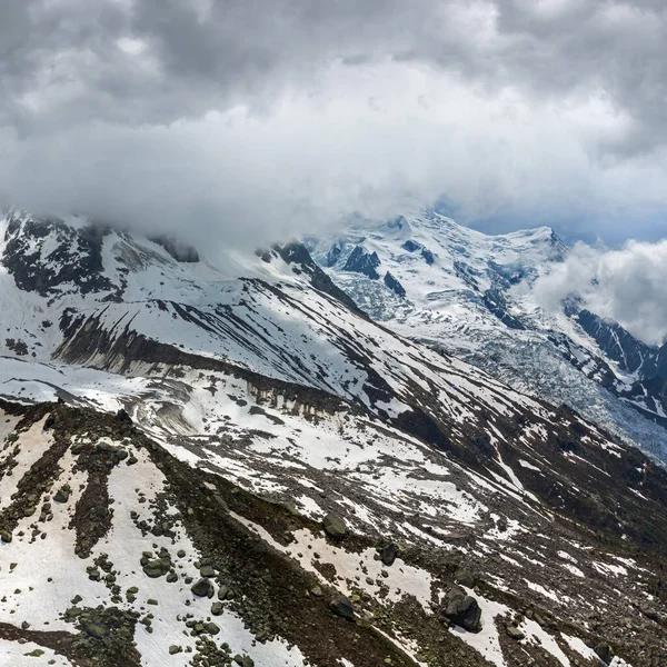Mont Blanc Skalnatý Horský Masiv Zataženo Letní Pohled Aiguille Midi — Stock fotografie