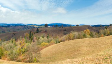 Güzel sonbahar dağ manzarası ve dağ yamacındaki köy (Karpatlar, Ukrayna).