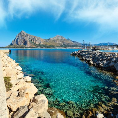 San Vito lo Capo plaj temiz masmavi su ve uzak, Kuzey-Batı Sicilya, İtalya Monako'da Monte. İnsanlar tanınmaz.