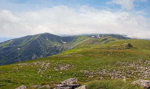 Blick Auf Den Chornogora Gebirgskamm Karpaten Ukraine Und Den Bergsee — Stockfoto
