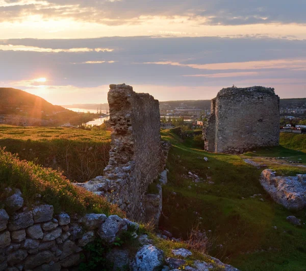 夏天古代克里米亚堡垒 附近小镇 克里米亚 乌克兰塞瓦斯托波尔 和小海湾后面观日出日落 — 图库照片