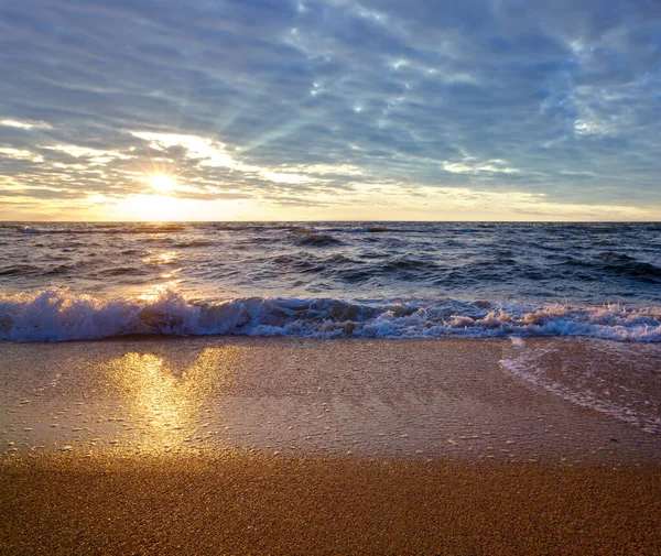 Moře Slunce Surf Velká Vlna Přestávka Písčité Pobřeží — Stock fotografie