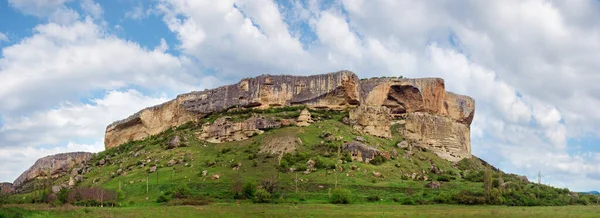 克里米亚 乌克兰 山地和山谷景观 在石山垂直斜坡 古老的洞穴定居点 乌克兰克里米亚 — 图库照片