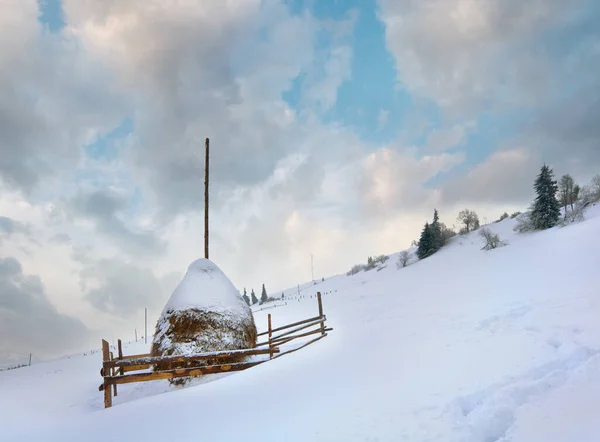 冬の干し草と鈍い国山の風景 — ストック写真