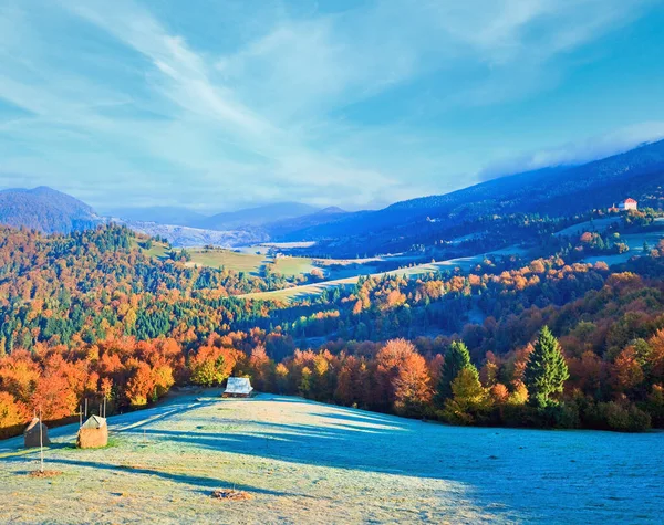 Herbst Neblig Morgental Mit Heuhaufen Und Blick Auf Das Dorf — Stockfoto