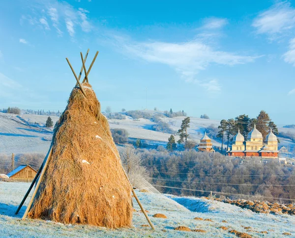 山の村の郊外の牧草や干し草の山に秋の朝の霜 — ストック写真