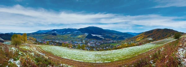 Octubre Montaña Los Cárpatos Con Primera Nieve Invierno Camino Sucio —  Fotos de Stock