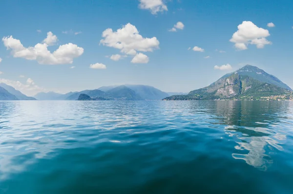 Lake Como Italien Sommerküste Nebelige Aussicht Von Bord Des Schiffes — Stockfoto