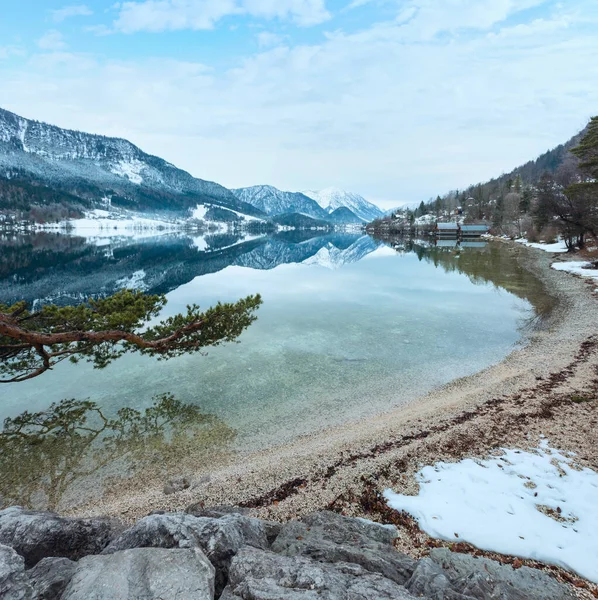 Molnig Vinter Alpin Sjö Grundlsee Österrike Med Fantastisk Mönsterreflektion Vattenytan — Stockfoto