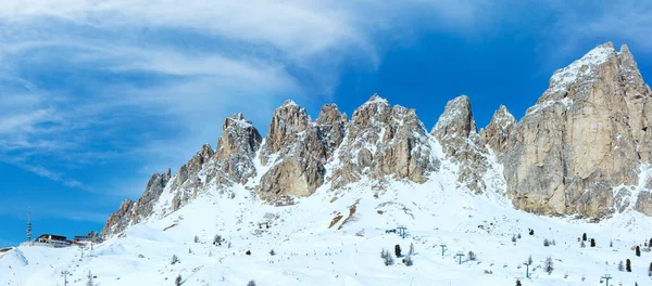朝冬ロッキー山脈のパノラマを見渡すスキー場 ガーデナ北東イタリアの南チロル ドロミテを渡します すべての人々 が認識できます — ストック写真