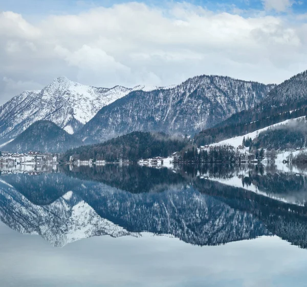 Bulutlu Kış Alp Gölü Grundlsee Avusturya Yüzeyinde Fantastik Şablon Yansıması — Stok fotoğraf