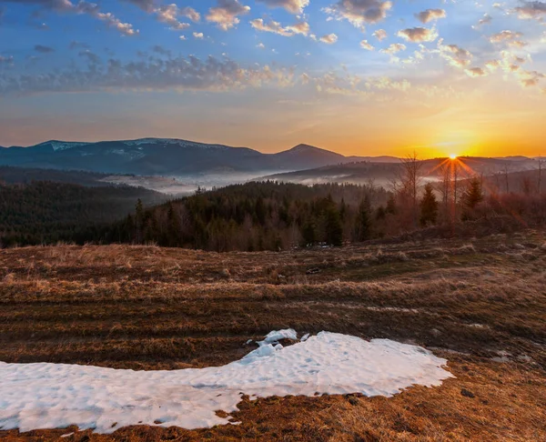 Vroeg Ochtend Voorjaar Karpaten Bergplateau Landschap Met Besneeuwde Bergkammen Ver — Stockfoto