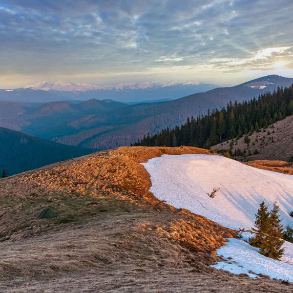 春カルパティア山脈 ウクライナ ヨーロッパのカラフルな日の出の風景です 高原の小さな孤独なテントをハイキング観光 Svydovets はこれまでのリッジします — ストック写真