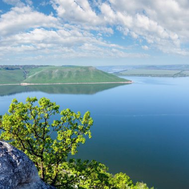 bakota (tarihi batık yerleşim yeridir) sabah buğulu bahar manzarayı (Hmelnitski Oblastı, Ukrayna)