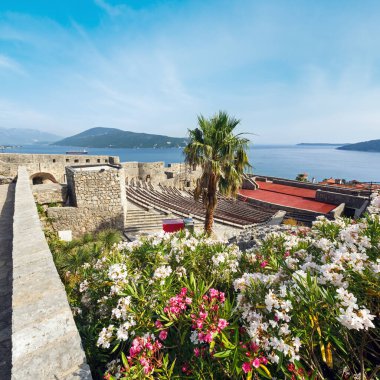Forte mare Şato yazın görünümü ve Körfezi Kotor (herceg novi, Karadağ)
