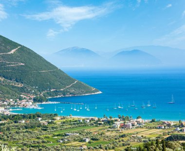 Güzel bir yaz Lefkada kıyısı (Vasiliki kasabası, Yunanistan, İyon Denizi) yukarıdan manzara