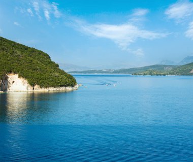 puslu yaz lefkada kıyı şeridi manzara (nydri, Yunanistan).