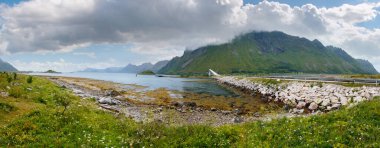 Lofoten yaz bulutlu görünüm bridge (Norveç ile).