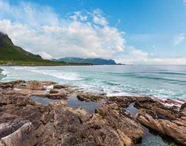 Ramberg (Norveç, Lofoten) taşlı Beach'te yaz bulutlu görünümünü. İnsanlar tanınmaz.