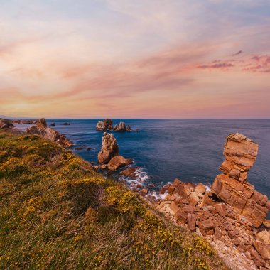 Atlantik Okyanusu kayalık sahil şeridi Portio Beach (Pielagos, Cantabria, İspanya yakınındaki)