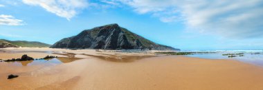 Yaz kumsalı (Algarve, Costa Vicentina, Portekiz) panoraması.