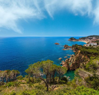 Yaz deniz kıyı şeridi manzara ve Tossa de Mar balıkçı kasabası Costa Brava, Catalonia, İspanya.