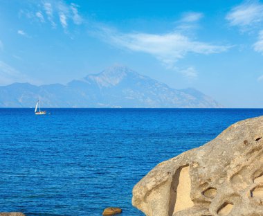 Ege Denizi sahil Peyzaj ve sis, Mount Athos Orange Beach (Chalkidiki, Yunanistan) görüntüleyin. Gemideki tanınmaz.