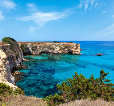 Kayalıklarla ve kayalık arch adlı Torre Sant Andrea, güzel deniz manzarası: Salento deniz kenarı, Puglia, İtalya.