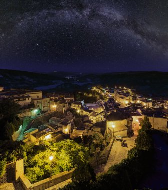 Orta Çağ 'dan kalma ünlü Stilo Calabria köyü manzaralı Samanyolu galaksisi yıldızları güney İtalya' da.