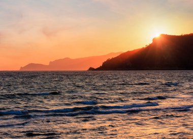 Güzel yatay, tropikal deniz günbatımı sahilde (Gaeta, Latina, İtalya)