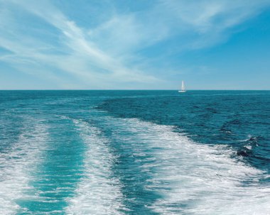 Sürat teknesi kuyruğunun izleme veya beyaz yelkenli gemi ve deniz su yüzey üzerinde çok feribot. Doğal ve tatil arka plan.