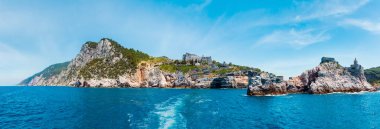 Güzel Ortaçağ balıkçı Portovenere şehir (Unesco mirası) manzara denize (yakın Cinque Terre, Liguria, İtalya). Kale Castello Doria.