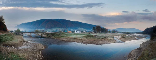 秋雾蒙蒙的清晨山村全景 乌克兰喀尔巴阡山Kolochava — 图库照片