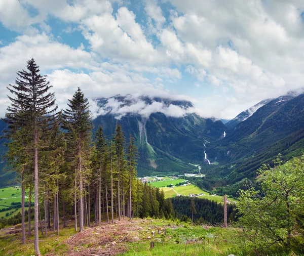 アルプスの美しい山滝美術オーストリア チロル 夏ビュー — ストック写真