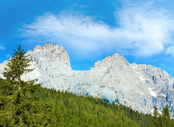 静かな夏のイタリア ドロミテの山を見る — ストック写真