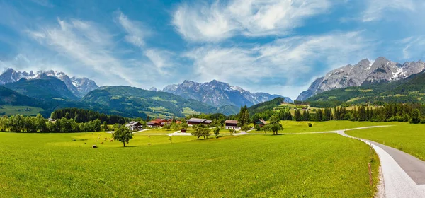 草が茂った草原および村 オーストリアへの道と夏高山山の国パノラマ — ストック写真