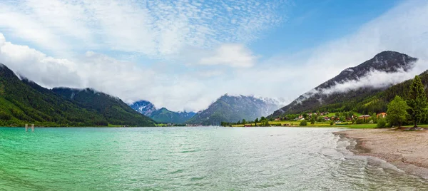 アッヘン湖 湖アーヘン 夏の曇り風景 オーストリア パノラマ — ストック写真