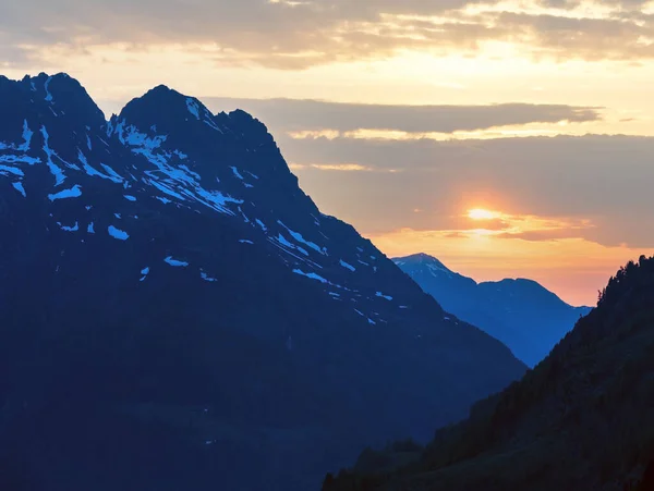夕日夏の山の風景 Timmelsjoch イタリアの山岳道路 オーストリア国境からの眺め — ストック写真