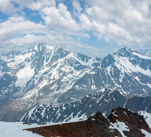 6月看法从 Karlesjoch 阿尔卑斯山 3108 Kaunertal Gletscher 附近在奥地利 意大利边界 在悬崖和云彩 — 图库照片